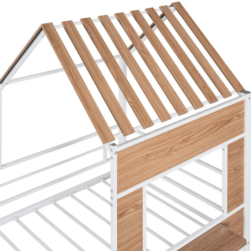 Weißes Metall-Hochbett in Einzelbettgröße mit Dach, Fenster, Schutzgitter und Leiter